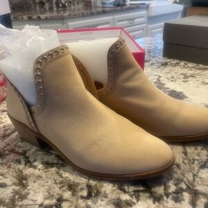 VINCE CAMUTO-MOROCCO W. NUBUCK 9.5 M Camel Gold Stud Bootie
